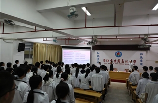 青春向党 团徽闪耀——湛江市爱周高级中学举行新团员入团宣誓仪式